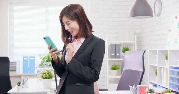 Zakenvrouw gebruiken telefoon gelukkig — Stockfoto