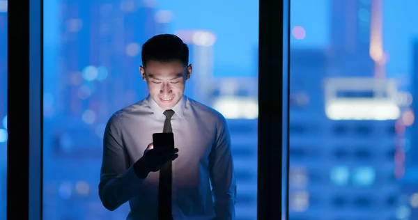 Hombre uso de teléfono inteligente por la noche — Foto de Stock