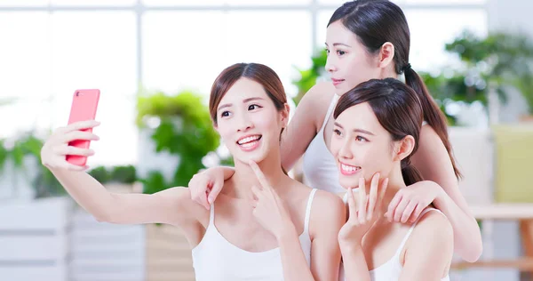 Asiático las mujeres tomar selfie feliz — Foto de Stock