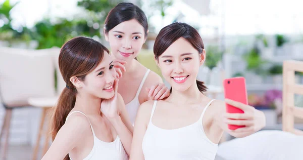 Asiático las mujeres tomar selfie feliz — Foto de Stock