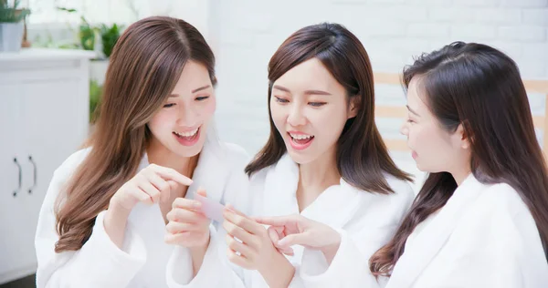 Asiatiska kvinnor om hudvård — Stockfoto