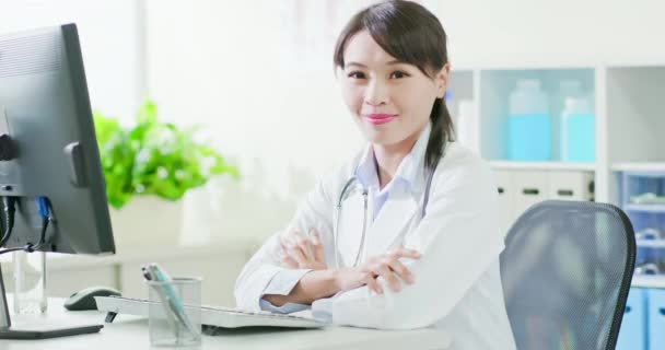 Mujer doctor sonrisa a usted — Vídeos de Stock