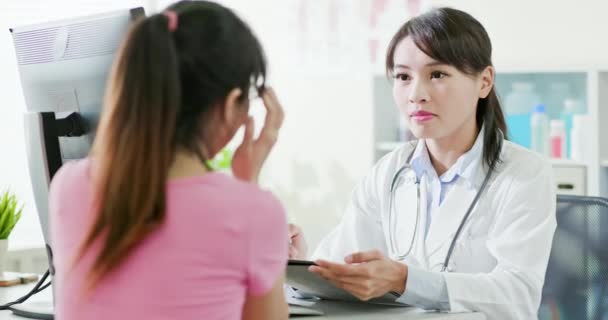 Médecin femme consultation patient — Video