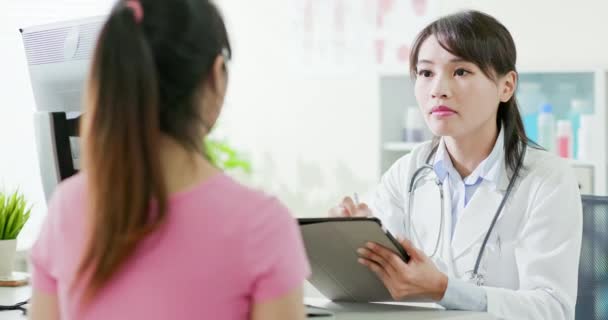 Pacjentka konsultacji z lekarzem — Wideo stockowe