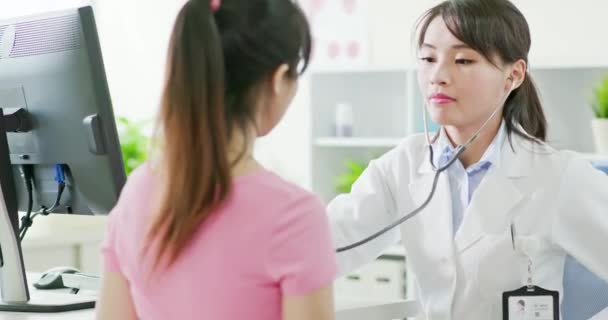 Kobieta lekarz badanie pacjenta — Wideo stockowe