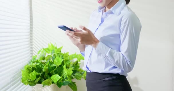 Business kvinna använda smart telefon — Stockvideo