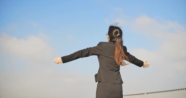 Mujer de negocios asiática se siente despreocupada — Vídeo de stock