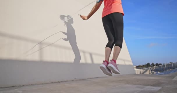 女性のスポーツとロープスキップ — ストック動画