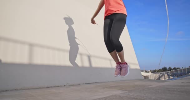 Mujer deporte y cuerda saltar — Vídeos de Stock