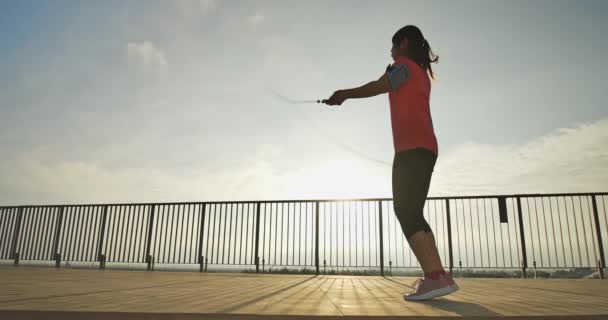 Mujer deporte y cuerda saltar — Vídeos de Stock