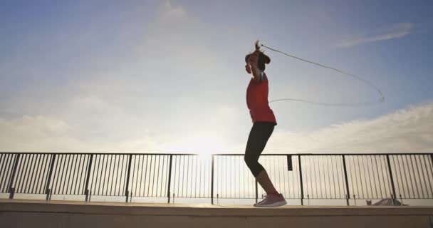 Kadın spor ve halat atlama — Stok video