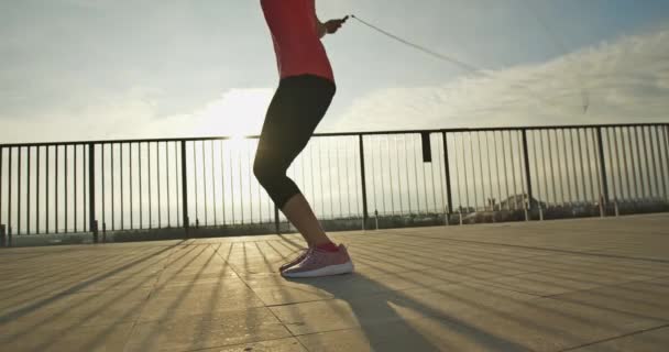 Femme sport et corde saut — Video