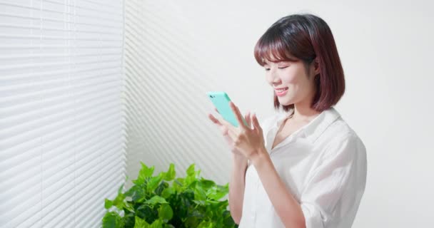 Mujer joven uso de teléfono inteligente — Vídeos de Stock