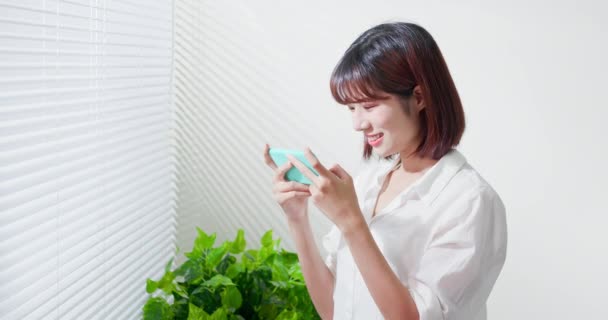 Asiatisk kvinna spela mobilspel — Stockvideo