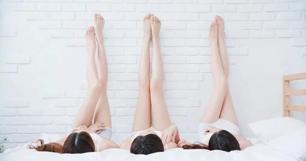 Trzy seksowne kobiety nogi — Zdjęcie stockowe