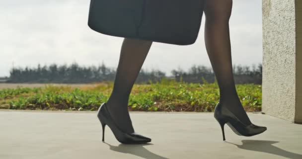 Affärs kvinna pendling och promenader — Stockvideo
