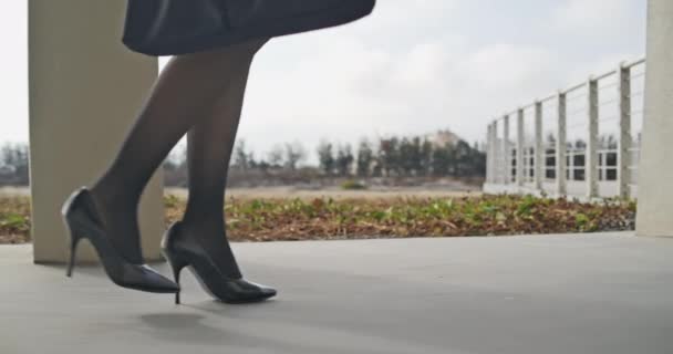 Business woman commuting and walking — стоковое видео