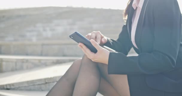 Mujer de negocios utilizar el teléfono inteligente — Vídeos de Stock