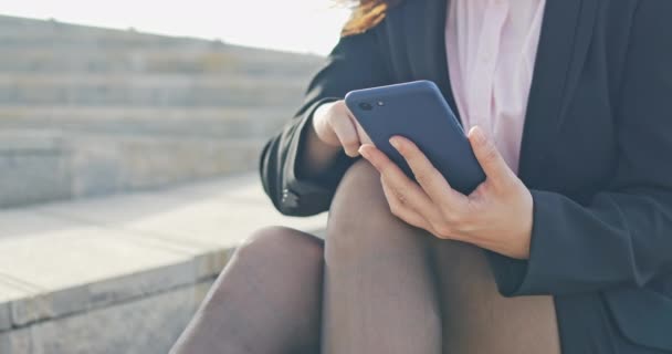 Mujer de negocios utilizar el teléfono inteligente — Vídeos de Stock