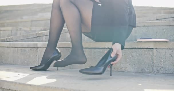 Mujer de negocios siente dolor en los pies — Vídeo de stock