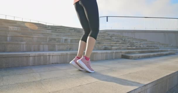 Mujer deporte y cuerda saltar — Vídeos de Stock