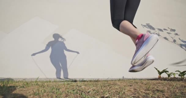 Woman sport and rope skipping — Stock Video