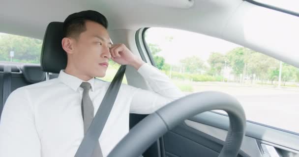 Homem dormir em carro inteligente — Vídeo de Stock