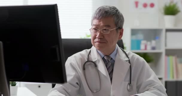 Starszy azjatycki lekarz czuje się zmęczony — Wideo stockowe