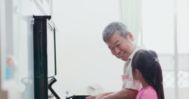 Papy enseigner fille jouer piano — Video