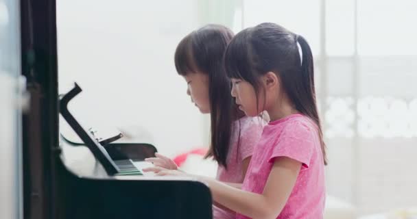 两个亚洲女孩弹钢琴 — 图库视频影像