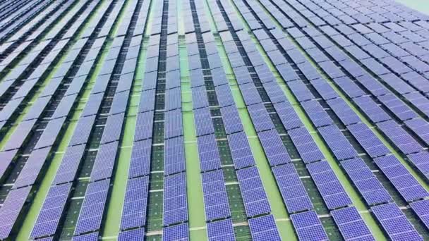 Solární panely zastřelen bzukot — Stock video