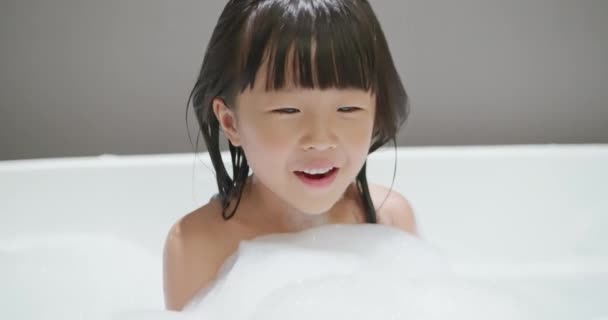 Девочка принимает ванну с мыльным пузырем — стоковое видео