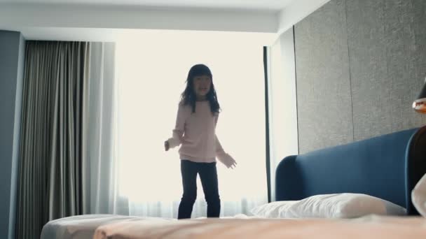 Chica saltar en la cama — Vídeos de Stock