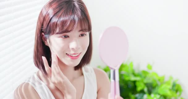 Mladá asijská žena vzhled zrcadlo — Stock video