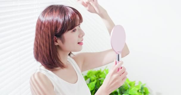 Mladá asijská žena vzhled zrcadlo — Stock video