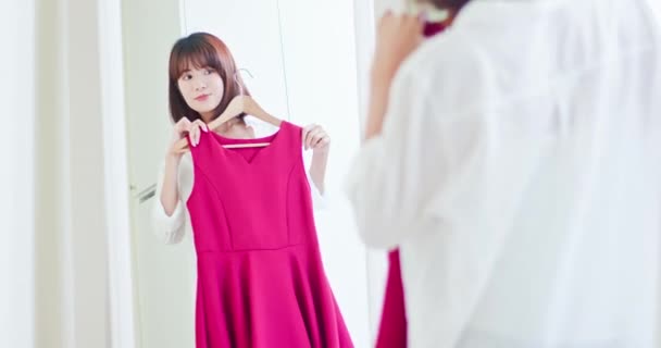 Asian girl trying dress happily — Stock Video