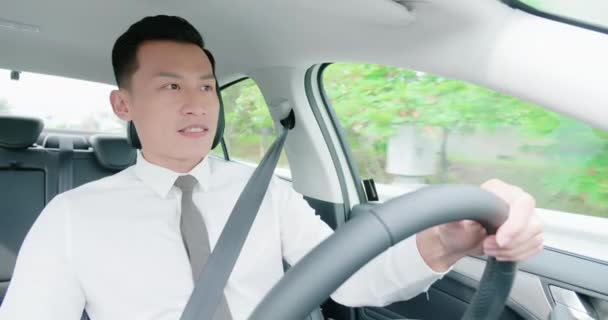 Affaires asiatique homme conduite voiture — Video