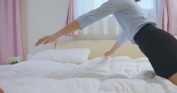 Donna d'affari si sentono stanchi sul letto — Video Stock