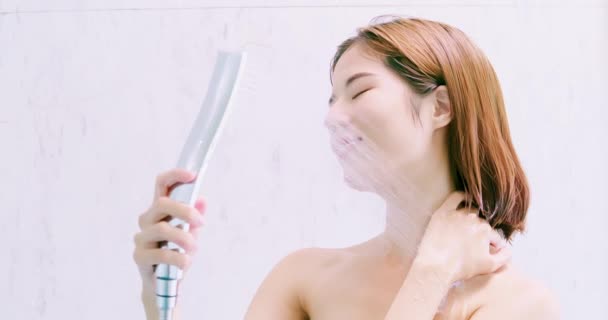 Belleza mujer tomar una ducha — Vídeo de stock