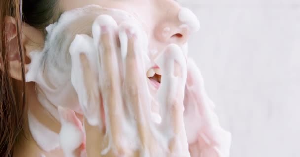 Kobieta myje twarz. — Wideo stockowe