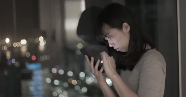 Mujer se siente deprimida por la ventana — Vídeos de Stock