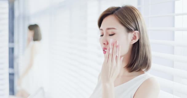 Woman use oil blotting paper — Stock Video