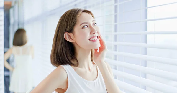 Joven mujer asiática disfrutar sol — Foto de Stock