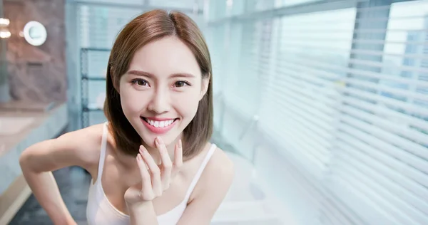 Asiatisk tjej med hälsa tand — Stockfoto