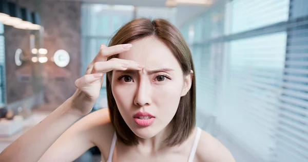 Asiatische Frau sorgen sich um ihre Falten — Stockfoto