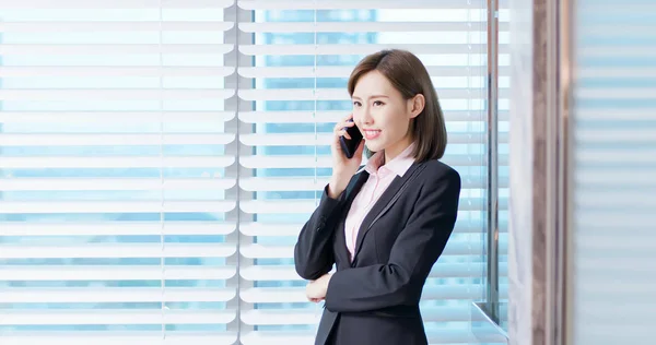 Asian business woman speak phone — Stock Photo, Image