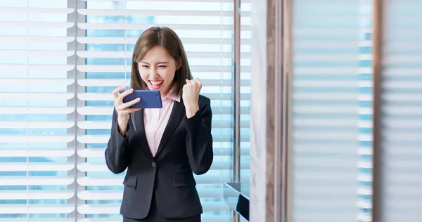 Asijská obchodní žena hrát telefon — Stock fotografie