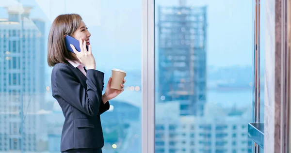 Žena s radostí mluví na telefonu — Stock fotografie