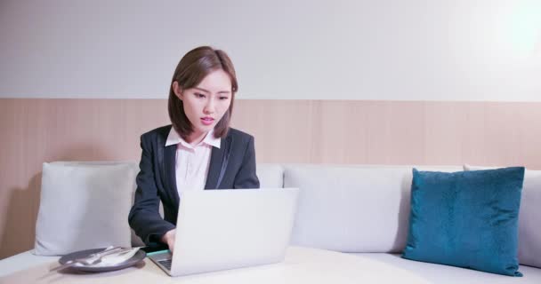 Mujer de negocios tienen un viaje de negocios — Vídeo de stock