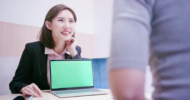 Geschäftsfrau zeigt grünen Bildschirm — Stockvideo